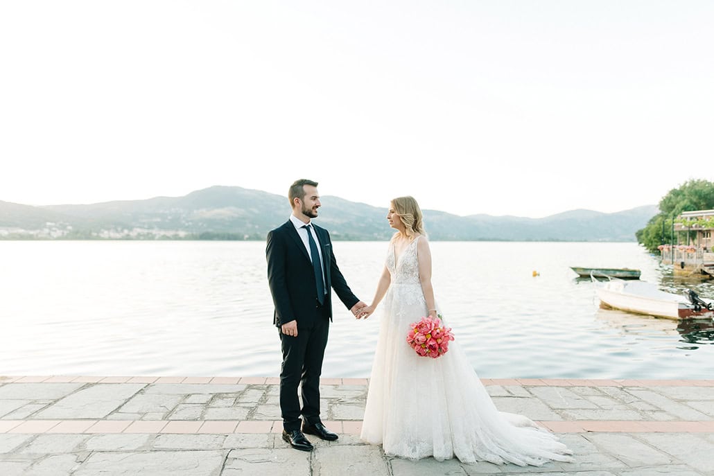 Ρομαντικός καλοκαιρινός γάμος στην Καστοριά με κοραλί παιώνιες │ Μαριάννα & Δημήτρης