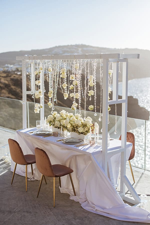Super romantic στολισμός γαμήλιου τραπεζιού με λευκά τριαντάφυλλα και κρεμαστές κρυστάλλινες λεπτομέρειες Super romantic στολισμός γαμήλιου τραπεζιού με λευκά τριαντάφυλλα και κρεμαστές κρυστάλλινες λεπτομέρειες
