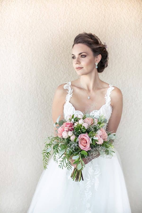 Άκρως ρομαντική νυφική ανθοδέσμη με τριαντάφυλλα σε ροζ αποχρώσεις και πρασινάδα