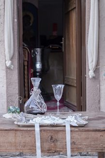 Λευκές λαμπάδες εκκλησίας με λευκές παιώνιες, τριαντάφυλλα, γυψοφίλη αλλά και pampas grass