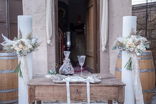 Λευκές λαμπάδες εκκλησίας με λευκές παιώνιες, τριαντάφυλλα, γυψοφίλη αλλά και pampas grass Λευκές λαμπάδες εκκλησίας με λευκές παιώνιες, τριαντάφυλλα, γυψοφίλη αλλά και pampas grass