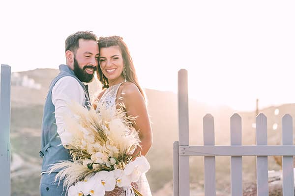 Υπέροχο νυφικό μπουκέτο από ορχιδέες και pampas grass σε μποεμ ύφος