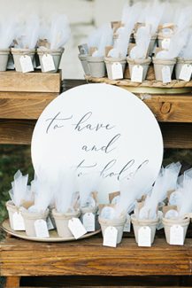 Πανέμορφες μπομπονιέρες σε κεραμικό γλαστράκι με κουφέτα