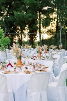 Boho στολισμός τραπεζιού δεξίωσης με πήλινα βάζα και pampas grass