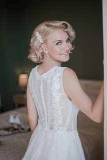 Νυφικό χτένισμα νύφης με μπούκλες σε ρετρό στυλ Νυφικό χτένισμα νύφης με μπούκλες σε ρετρό στυλ