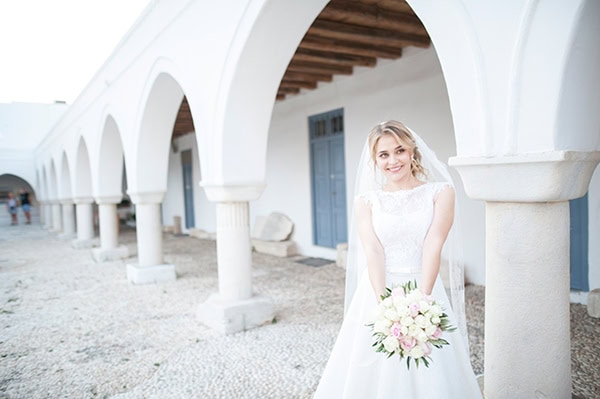 fall-wedding-paros-island-white-pink-roses_10