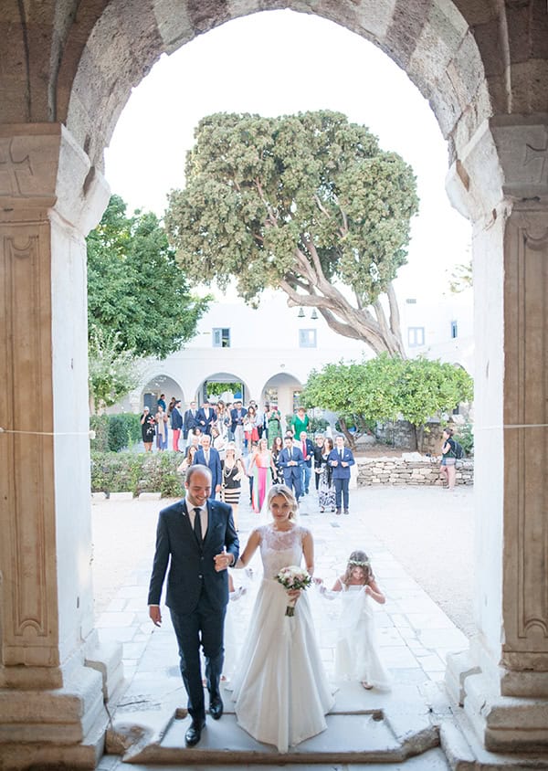 fall-wedding-paros-island-white-pink-roses_19