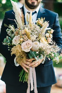 Εντυπωσιακό νυφικό μπουκέτο με pampas grass, άνθη λεβάντας, τριαντάφυλλα και ευκάλυπτο