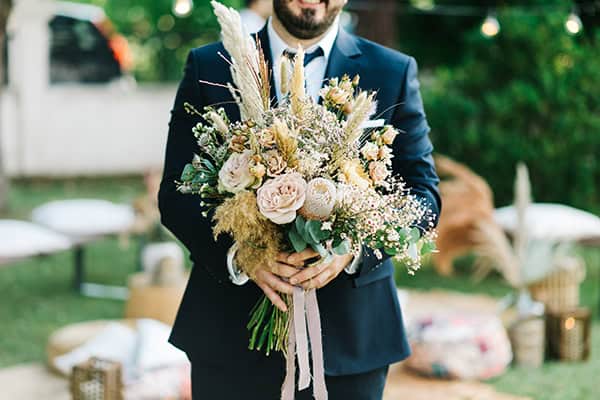 Εντυπωσιακό νυφικό μπουκέτο με pampas grass, άνθη λεβάντας, τριαντάφυλλα και ευκάλυπτο