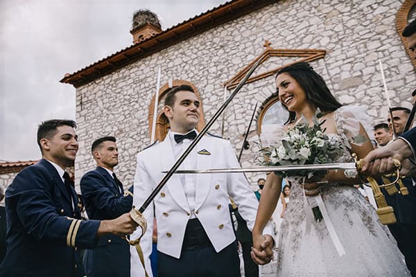 military-wedding-larissa-romantic-flowers-white-color_17