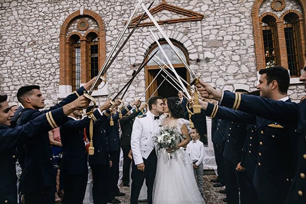 military-wedding-larissa-romantic-flowers-white-color_22