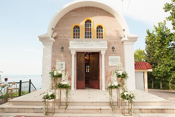 montern-minimal-church-decoration-white-flowers-elegant-details_01