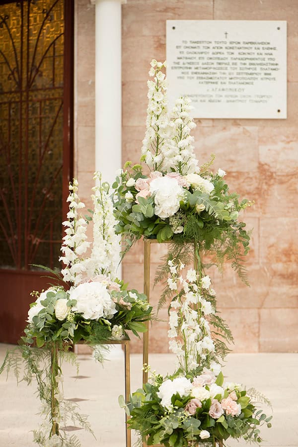 montern-minimal-church-decoration-white-flowers-elegant-details_01x