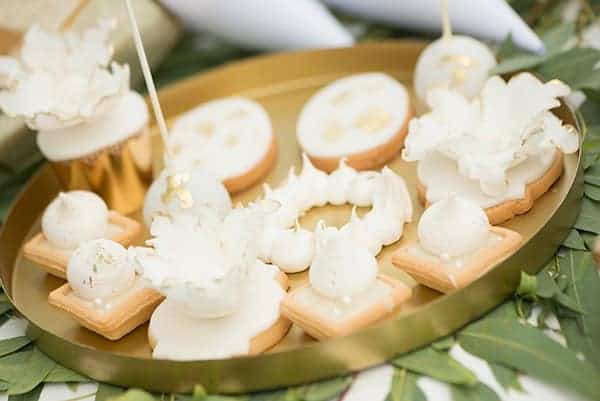 montern-minimal-church-decoration-white-flowers-elegant-details_03