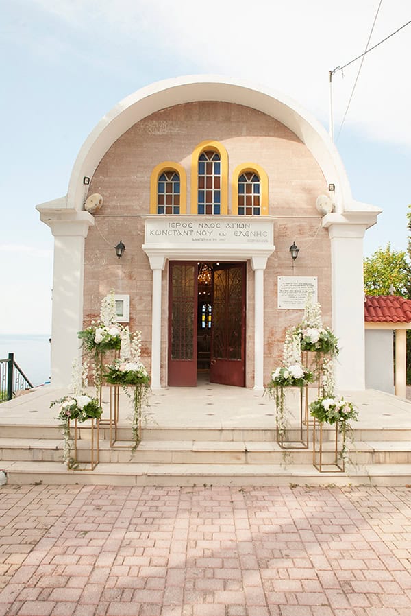 montern-minimal-church-decoration-white-flowers-elegant-details_03x