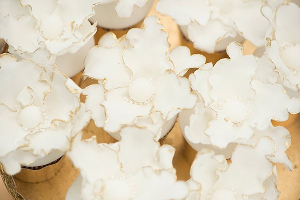 montern-minimal-church-decoration-white-flowers-elegant-details_05