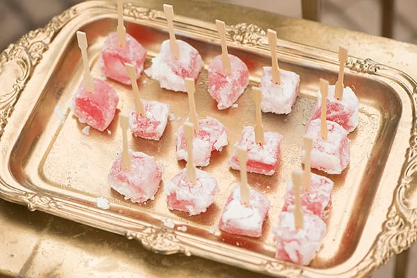 montern-minimal-church-decoration-white-flowers-elegant-details_08