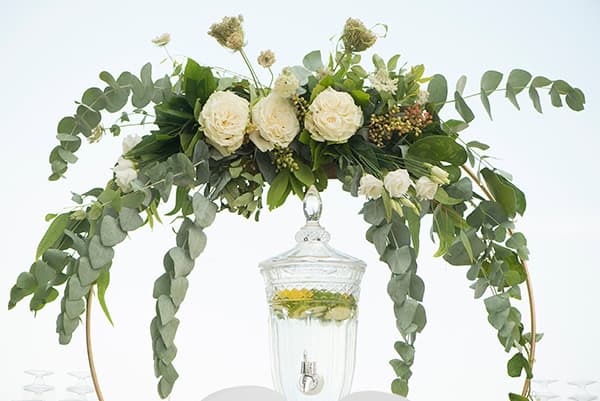 montern-minimal-church-decoration-white-flowers-elegant-details_08x