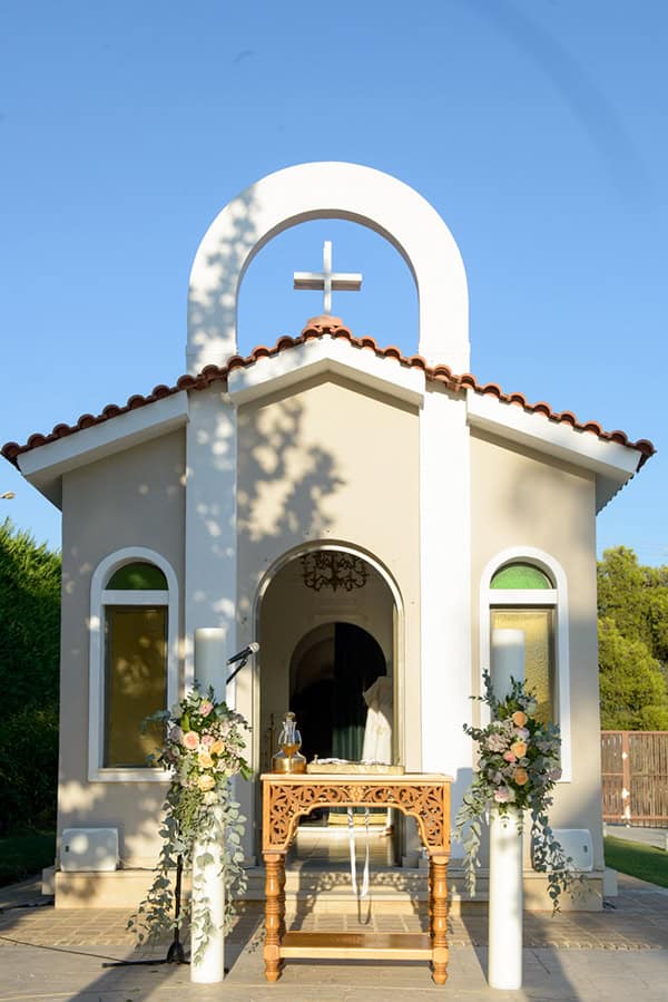 Ρομαντικός στολισμός λαμπάδων εκκλησίας με συνθέσεις από ευκάλυπτο και τριαντάφυλλα