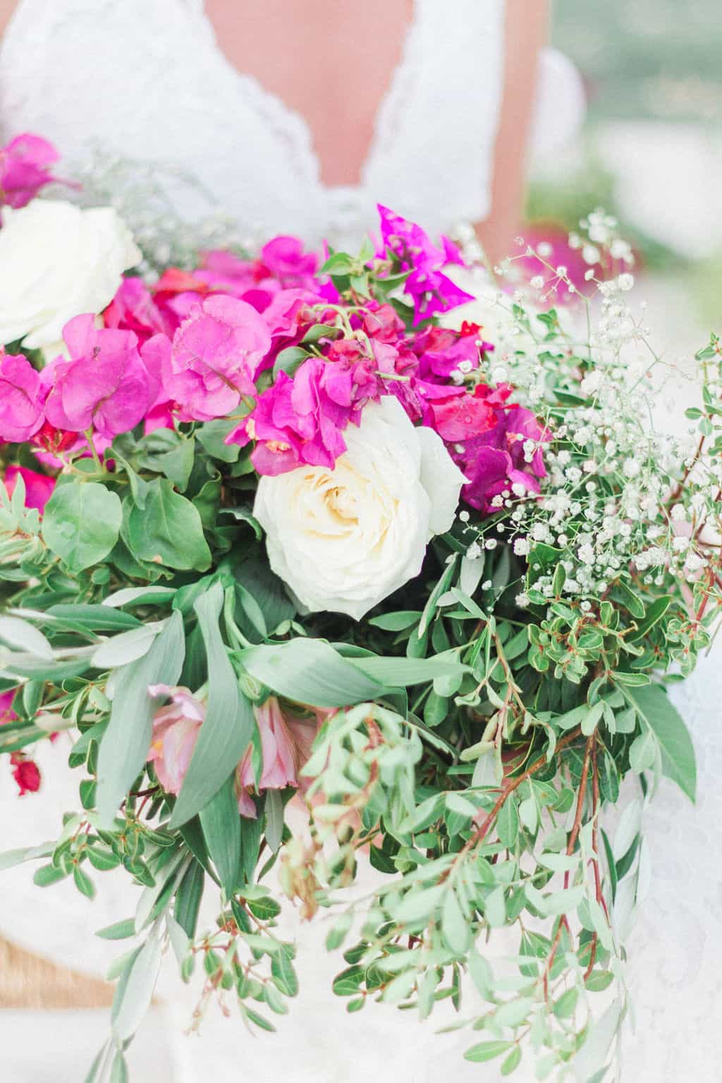 Ανοιξιάτικο νυφικό μπουκέτο με μπουκαμβίλιες σε φούξι χρώμα