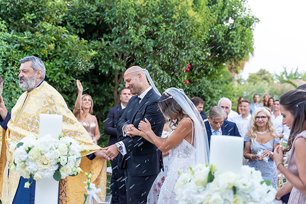 summer-wedding-athens-impressive-flower-arrangments-white-roses_14