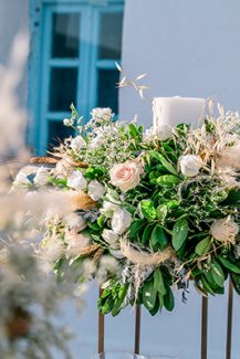 Λαμπάδες γάμου σε χρυσά stands με ιβουάρ τριαντάφυλλα, λυσίανθους και pampas grass.