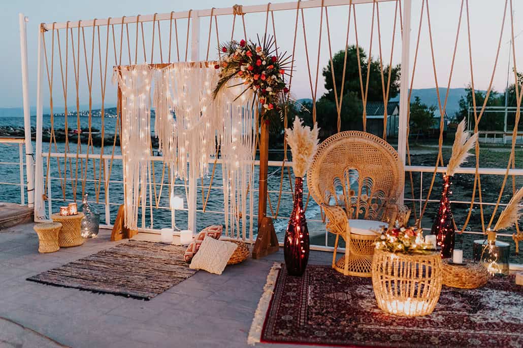 Μποέμ σκηνικό δεξίωσης για boho chic γάμο με μακραμέ δημιουργίες