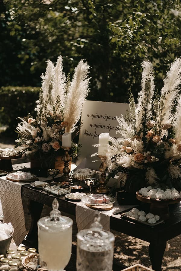 Candy table με μποέμ διακόσμηση και ρουστίκ πινελιές