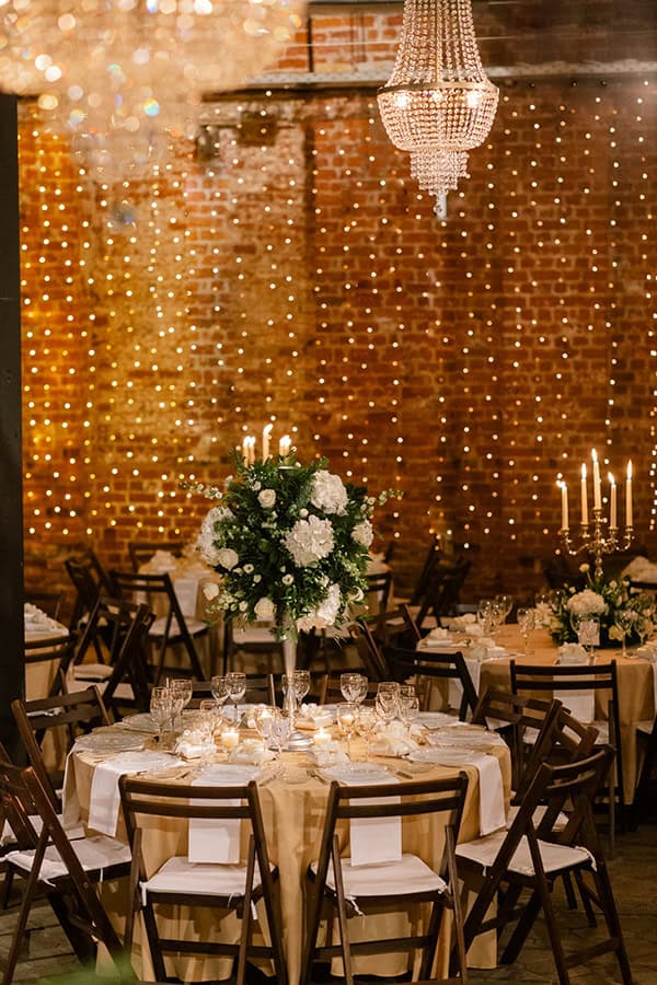 christmas-wedding-decoration-ideas-crystal-chandeliers-elegant-details_02