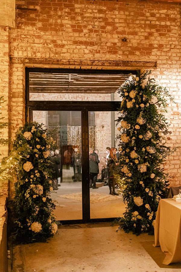 christmas-wedding-decoration-ideas-crystal-chandeliers-elegant-details_03x