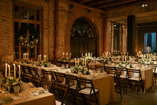 christmas-wedding-decoration-ideas-crystal-chandeliers-elegant-details_08