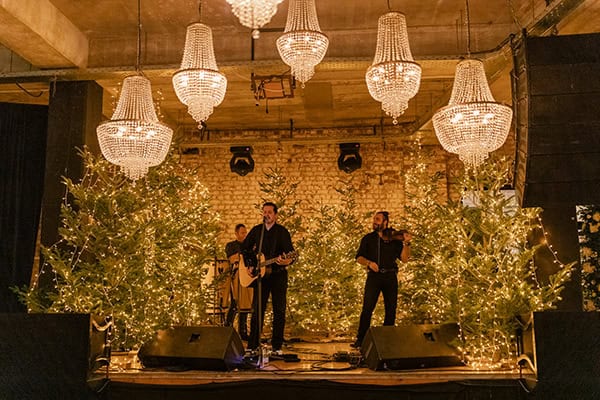 christmas-wedding-decoration-ideas-crystal-chandeliers-elegant-details_10