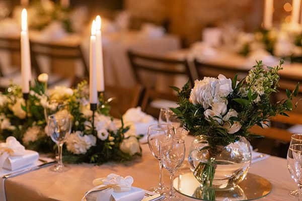 christmas-wedding-decoration-ideas-crystal-chandeliers-elegant-details_13x