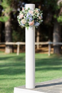 Στολισμός λαμπάδας εκκλησίας με λουλούδια σε ρομαντικές αποχρώσεις