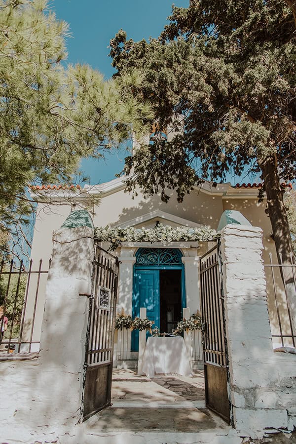 Στολισμός εισόδου εκκλησίας με baby breaths και λυσίανθο Στολισμός εισόδου εκκλησίας με baby breaths και λυσίανθο