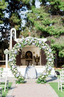 Παραμυθένιος στολισμός κυκλικής αψίδας με λουλούδια σε ρομαντικές αποχρώσεις Παραμυθένιος στολισμός κυκλικής αψίδας με λουλούδια σε ρομαντικές αποχρώσεις