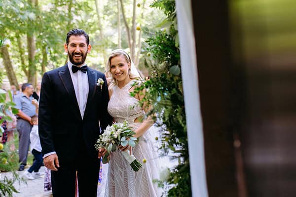 Υπέροχος γάμος στον Πρωταρά με λευκά άνθη και emerald πινελιές │ Μαρία & Νάκης Υπέροχος γάμος στον Πρωταρά με λευκά άνθη και emerald πινελιές │ Μαρία & Νάκης