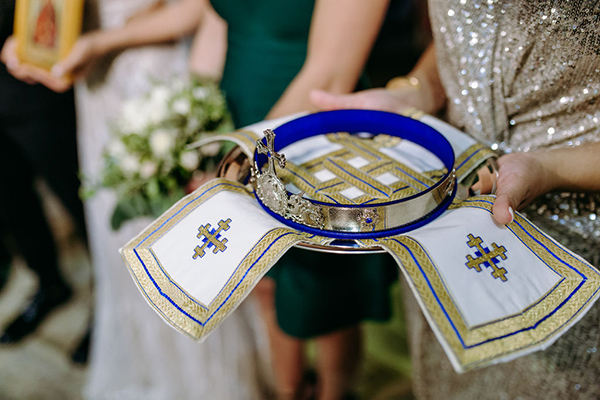 lovely-wedding-protara-white-blooms-emerald-details_27
