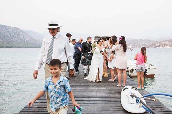 outdoor-boho-wedding-next-to-beach-colorful_08