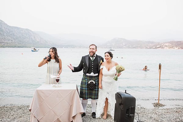 outdoor-boho-wedding-next-to-beach-colorful_10