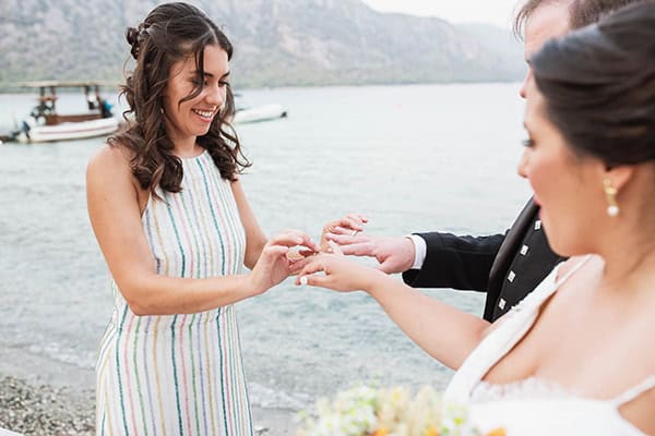 outdoor-boho-wedding-next-to-beach-colorful_14