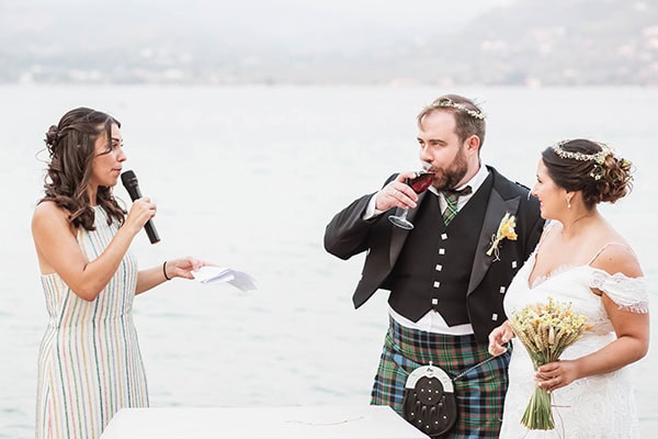 outdoor-boho-wedding-next-to-beach-colorful_17