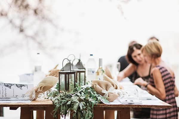 outdoor-boho-wedding-next-to-beach-colorful_25