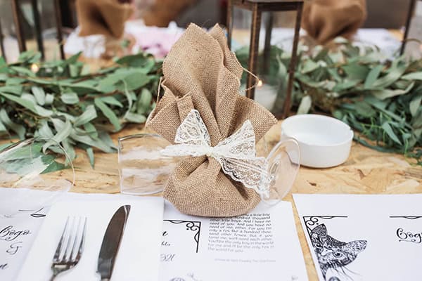 outdoor-boho-wedding-next-to-beach-colorful_26