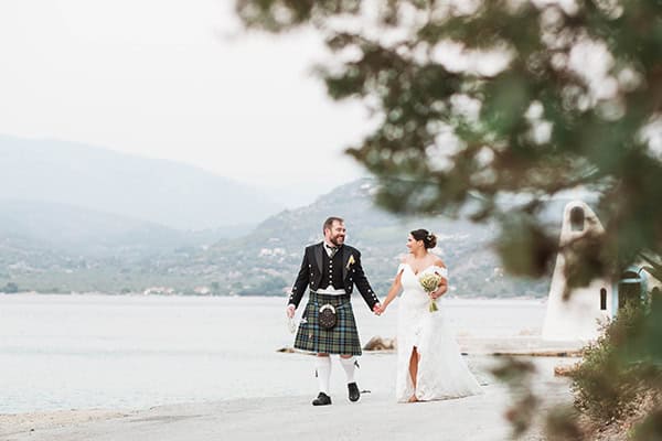 outdoor-boho-wedding-next-to-beach-colorful_30