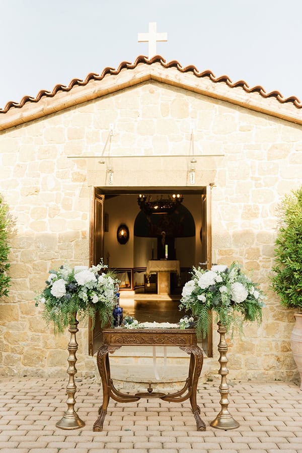 romantic-wedding-athens-white-royal-blue-details_06x