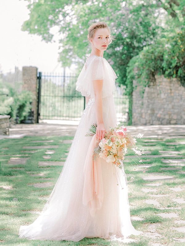 vintage-styled-shoot-romantic-peonies-pastel-hues_01