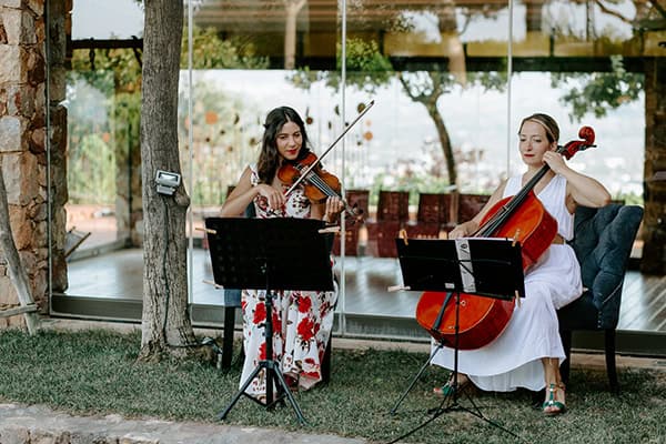 beautiful-summer-wedding-laas-venue_08y