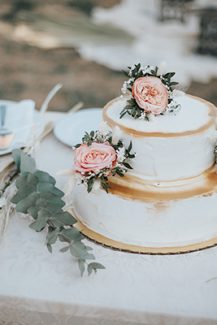 Υπέροχη γαμήλια τούρτα σε λευκό χρώμα και peach – χρυσές πινελιές