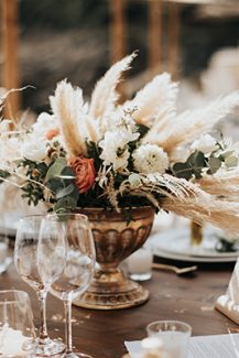 Μποέμ στολισμός τραπεζιών δεξίωσης με ρουστίκ στοιχεία